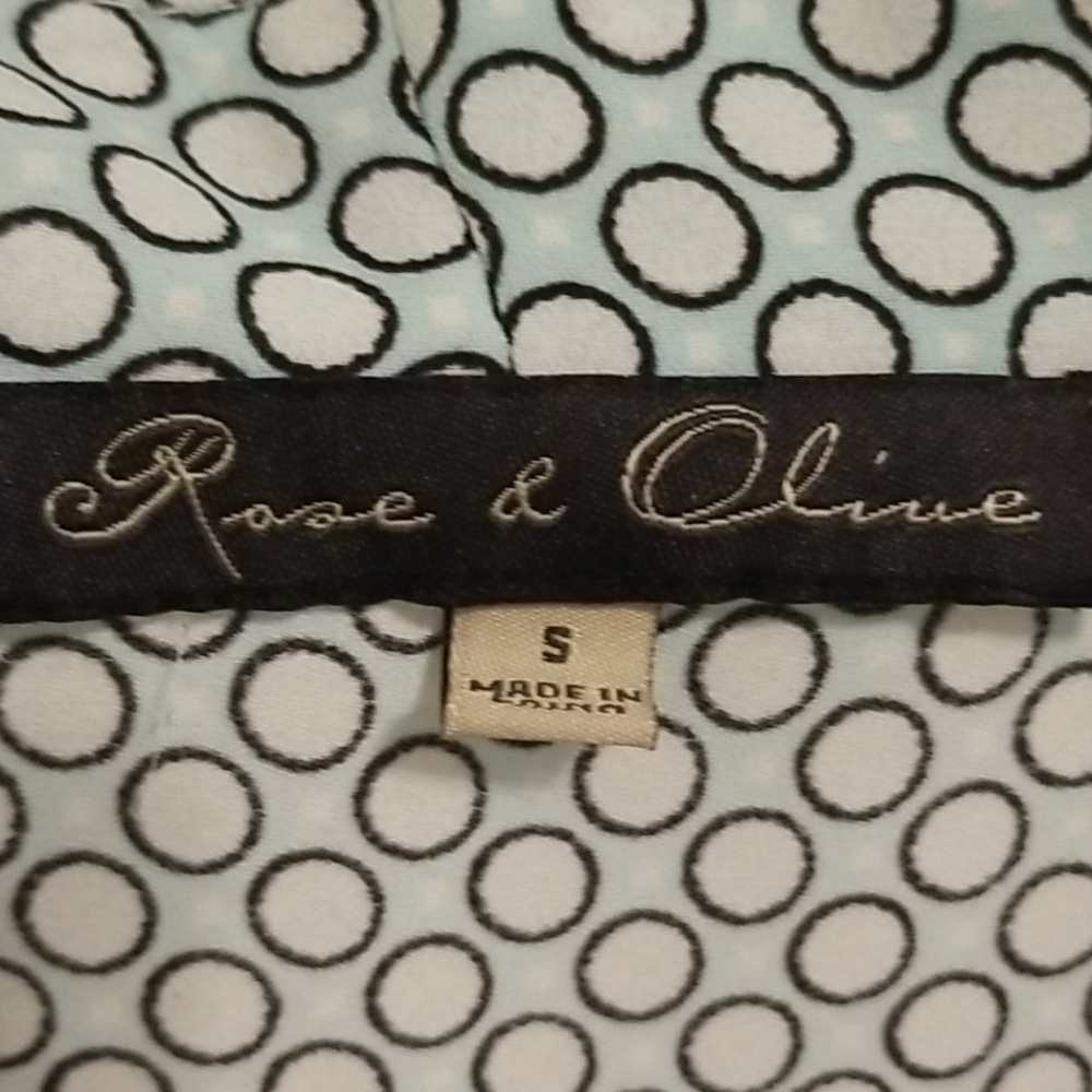 Rose & Olive Sleeveless Blouse - Picture 4 of 5